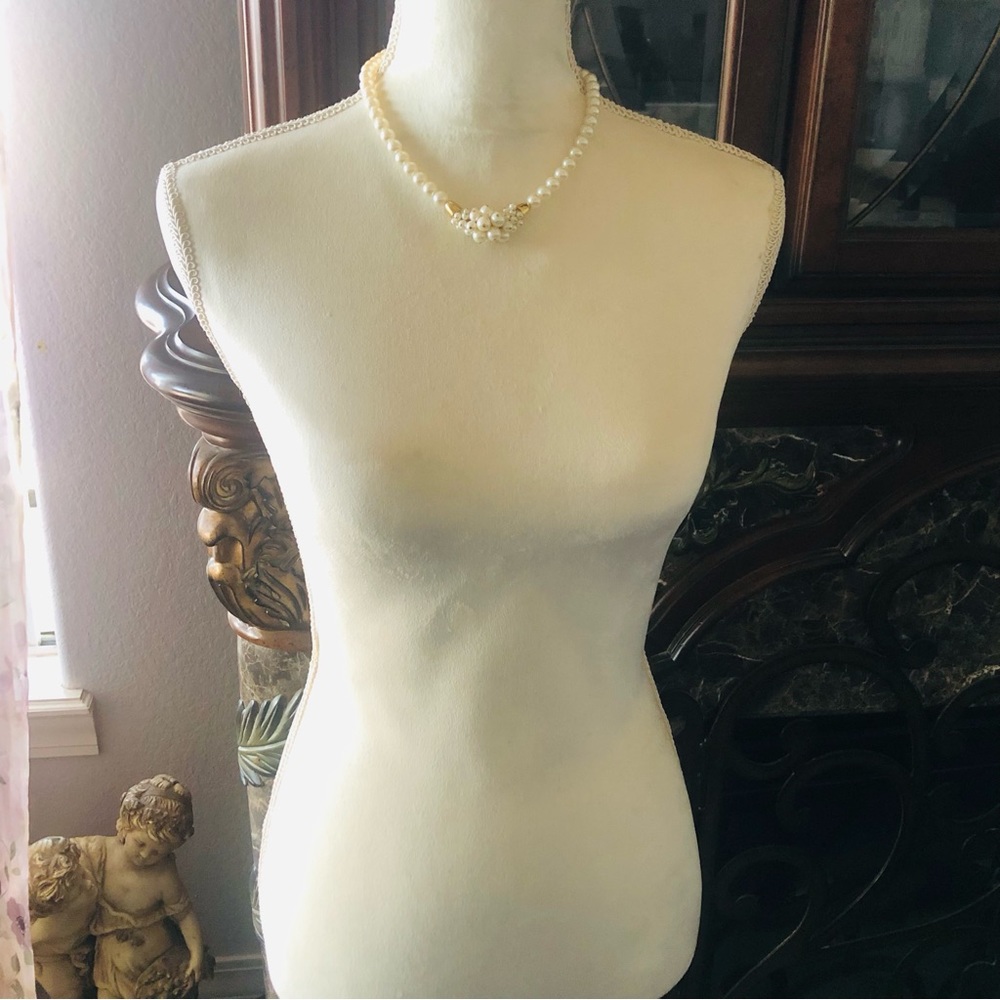 Vintage cream glass pearl cluster gold plated necklace - Picture 6 of 11